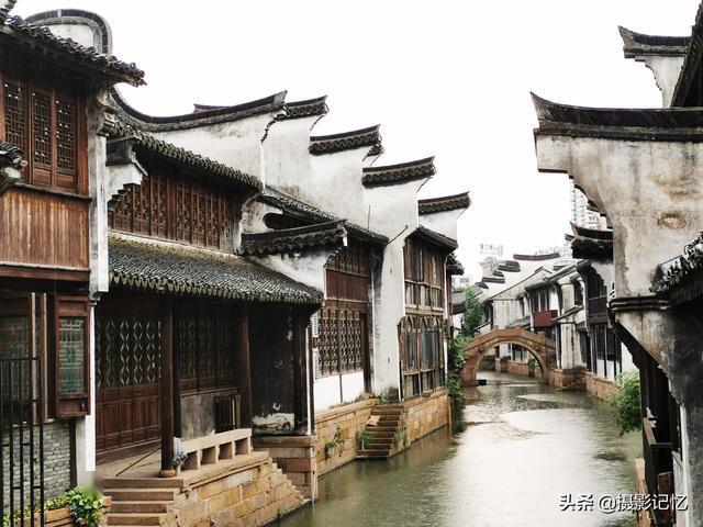 逃离空旷大街
